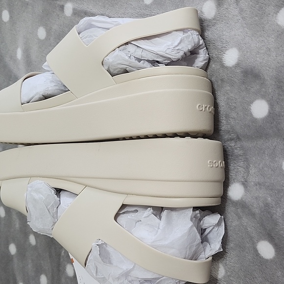 CROCS Women's Brooklym Low Wedge New - Picture 8 of 9